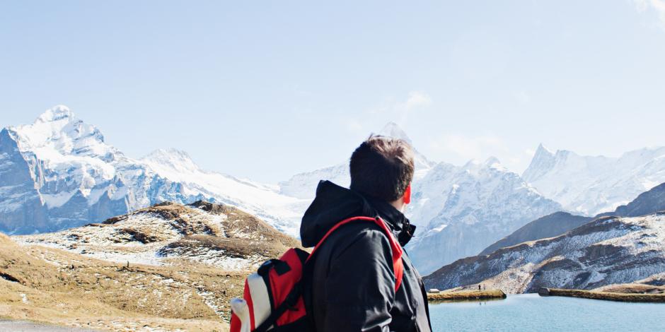 Zermatt, uno de sus centros turísticos más  famosos, está enclavado en los Alpes.