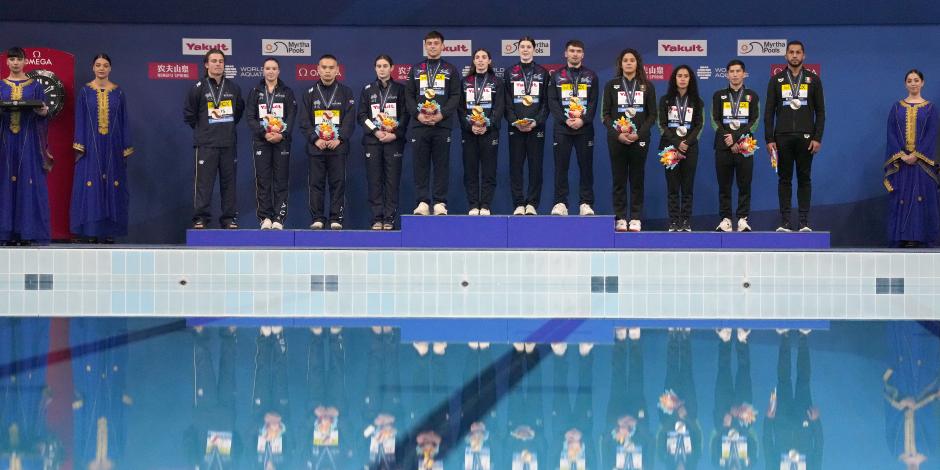 Los equipos del Reino Unido, oro; México, plata; y Australia, bronce posan tras la ceremonia de medallas en las pruebas mixtas de 3 y 10 metros del Mundial de Natación en Doha