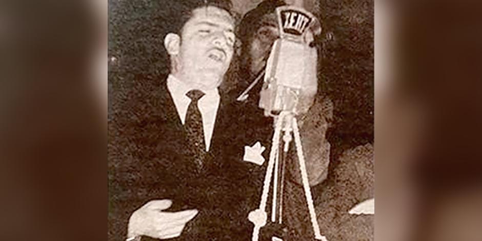 José Alfredo (1926-1973) en la estación de  radio XEHT, La voz de Tlaxcala, desde Huamantla, 1950.