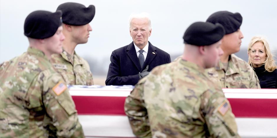 El presidente Biden encabezó ayer los honores a los soldados caídos en Jordania.