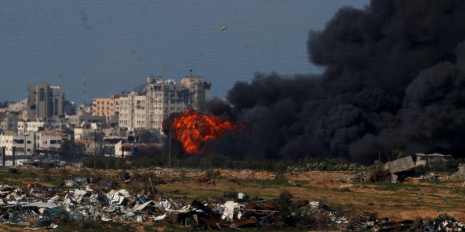 Una columna de fuego se eleva en el norte de Gaza, por el conflicto entre Israel y Hamas.