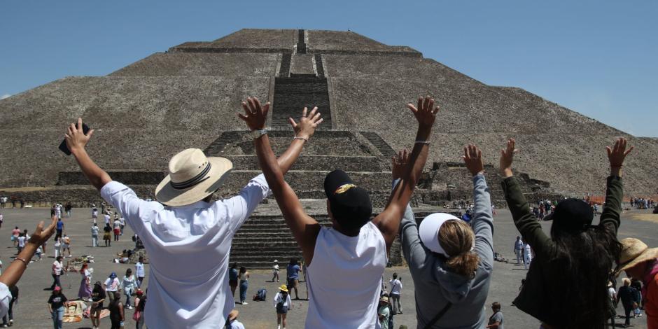 Cientos de turistas acuden a Teotihuacán para recibir el solsticio de primavera.