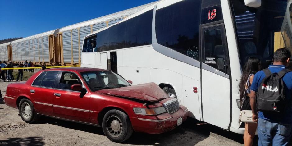 Accidente en Jalisco. Choque de tren contra un autobús y un auto deja una persona muerta en Zapopan.
