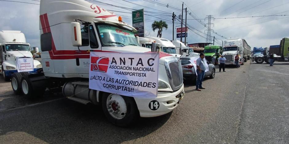Inconformes obstaculizaron con sus tráileres seis de ocho carriles de la autopista México-Querétaro a la altura de la caseta de cobro de Tepotzotlán, ayer.
