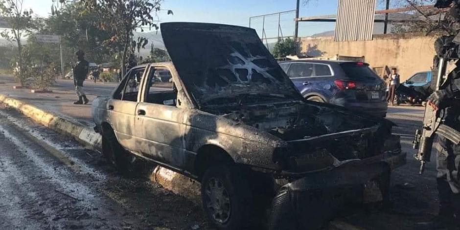 En estas condiciones quedó el auto de alquiler que fue incendiado en calles de la capital de Guerrero, ayer.