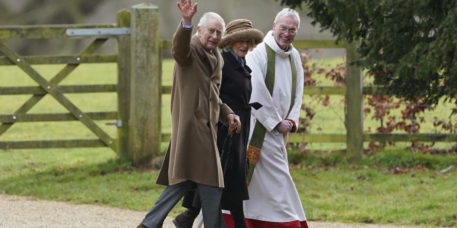 El rey Carlos saluda a residentes previo a un servicio religioso en Sandringham, junto a su esposa, la reina Camila, el pasado 4 de febrero.
