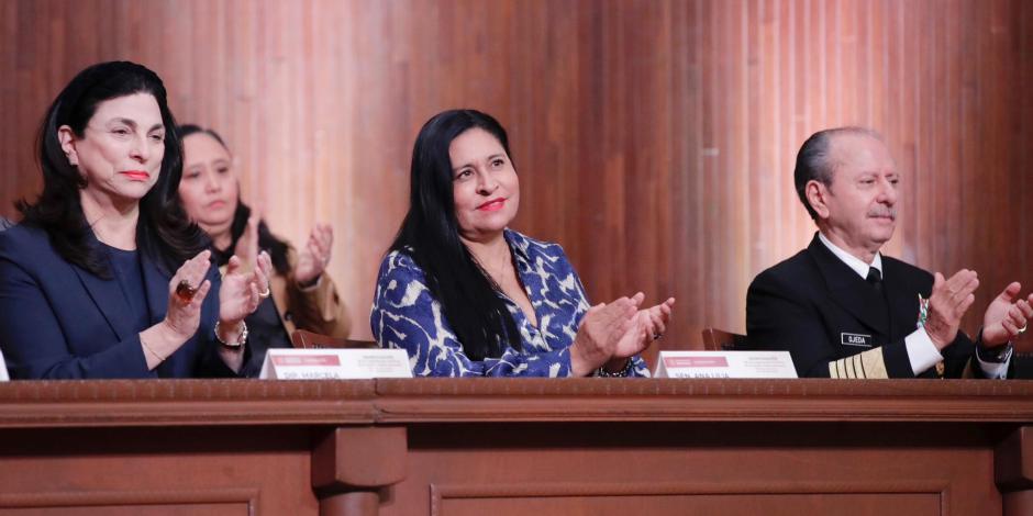 De izq. a der.: la presidenta de la Cámara de Diputados, Marcela Guerra; la presidenta del Senado, Ana Lilia Rivera, y el secretario de Marina, Rafael Ojeda, ayer.