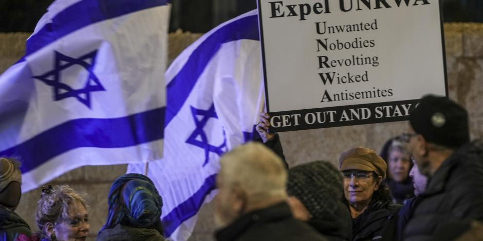 Israelíes protestan afuera de las oficinas de la UNRWA en Jerusalén, ayer.