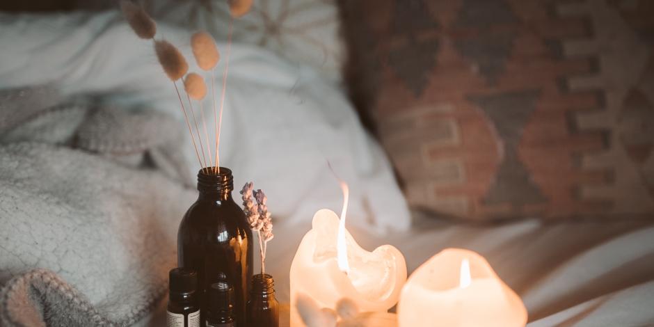 Las velas aromáticas también nos brindan una iluminación relajante.