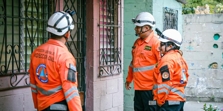 Protección Civil de El Salvador evalúa daños por sismo en Chiapas.