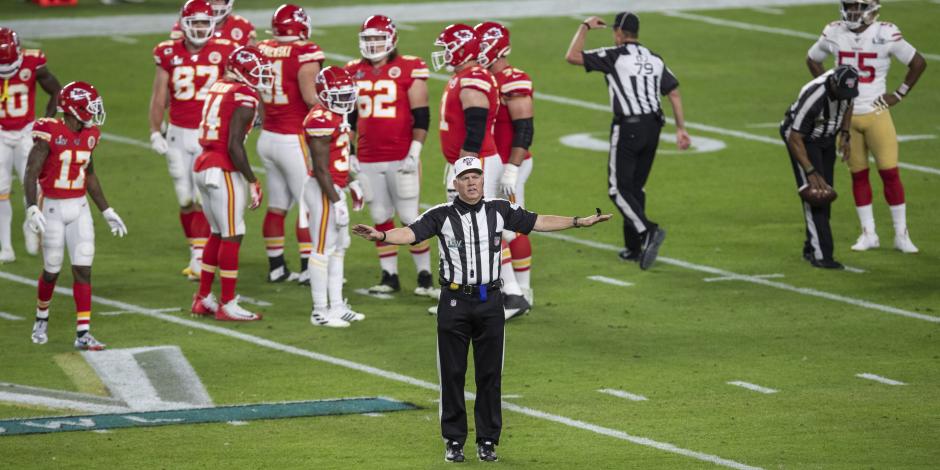 El árbitro Bill Vinovich anuncia una penalización durante el Super Bowl entre los San Francisco 49ers y los Kansas City Chiefs