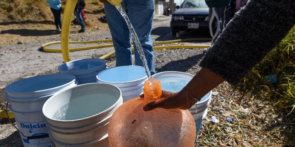 Vecinos de 55 colonias de Toluca se han visto afectados por la disminución en el suministro de agua proveniente del Sistema Cutzamala, ante este problemática los habitantes almacenan agua en cubetas.