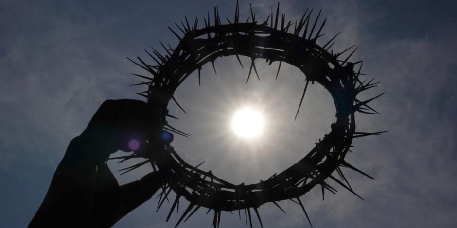 Corona de espinas elaborda por artesano con motivo de la Semana Santa