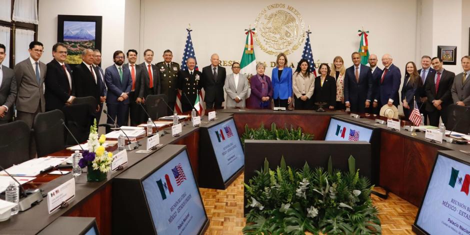 Integrantes del gabinete de seguridad de México (izq.) con la comitiva estadounidense, acompañada por la asesora presidencial de esa nación, Elizabeth Sherwood-Randall (saco azul), ayer.
