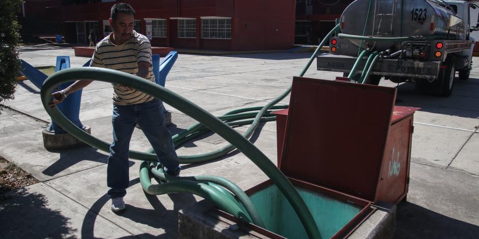 Extracción de agua de pozos para cubrir demanda en Tlalpan, ayer.