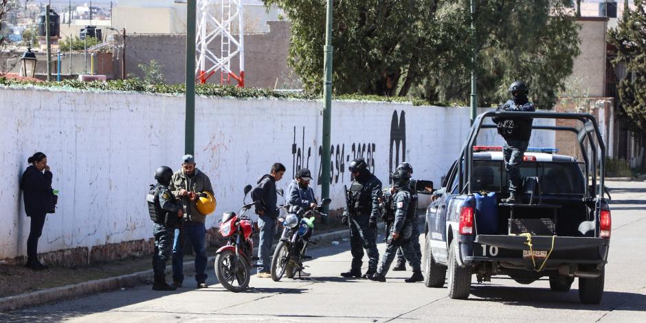 Elementos de la Policía Estatal de Zacatecas revisan documentos de motociclistas en calles del municipio de Fresnillo, tras el crimen cometido ayer.