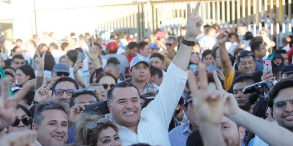 Renán Barrera se registra para buscar la gubernatura de Yucatán.