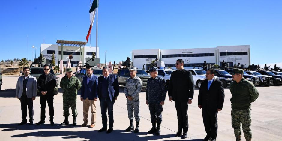 El gobernador de Zacatecas, David Monreal (al centro), en conferencia de prensa realizada en el batallón militar asentado en el municipio de Fresnillo, ayer.