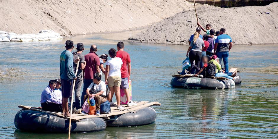 Migrantes vuelven a su país por el Río Suchiate, ayer, luego de denunciar que el INM les ofreció ayuda, pero los abandonó en diferentes puntos de Chiapas.