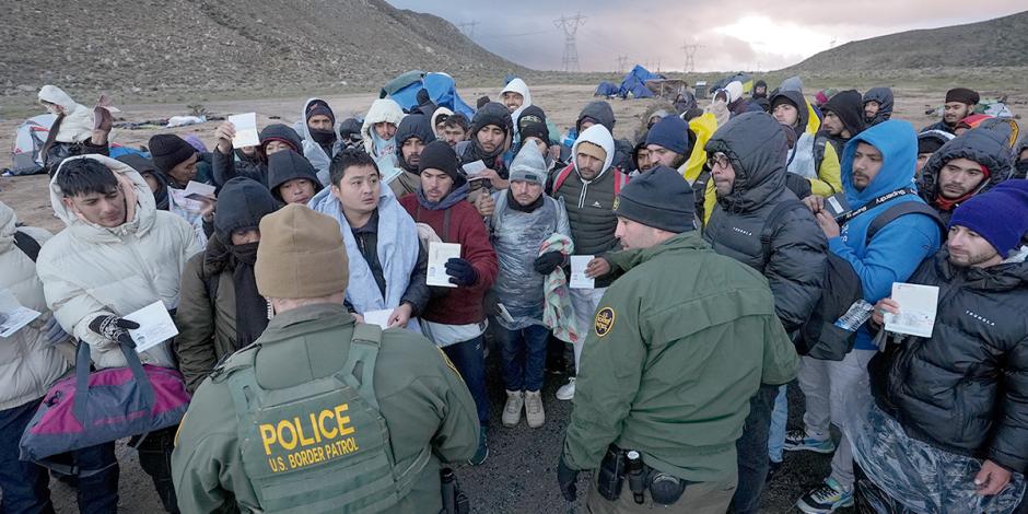 Agentes de la Border hablan con migrantes en California, el jueves.