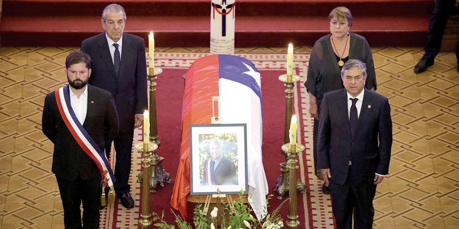 El presidente Gabriel Boric, y los expresidentes Michelle e Bachelet y Eduardo Frei montaron guardia de honor, ayer.