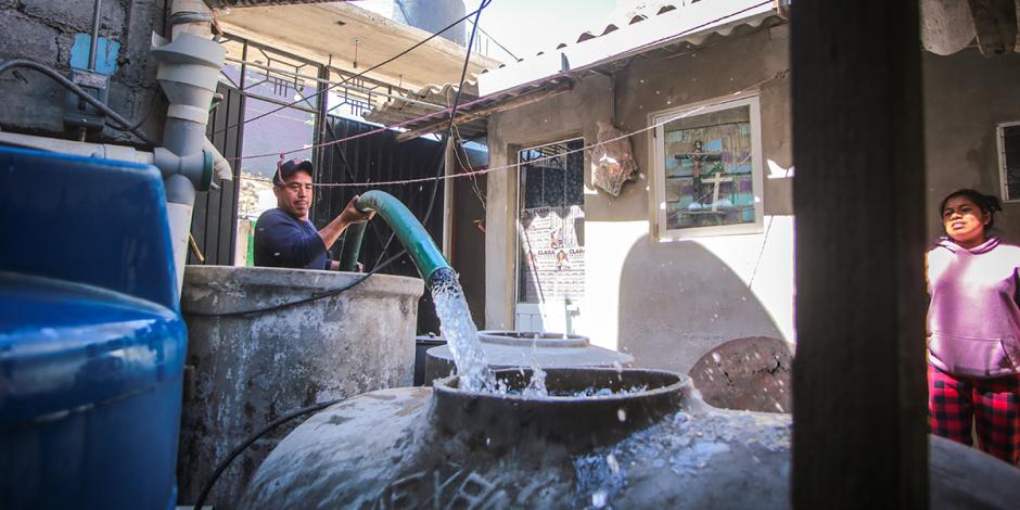 Un trabajador llena las cisternas de habitantes de esta colonia en la alcaldía Iztapalapa.