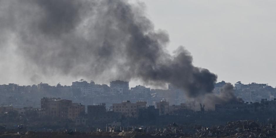 El humo se eleva desde Gaza, en medio del actual conflicto entre Israel y el grupo islamista palestino Hamás, visto desde Sderot, Israel.