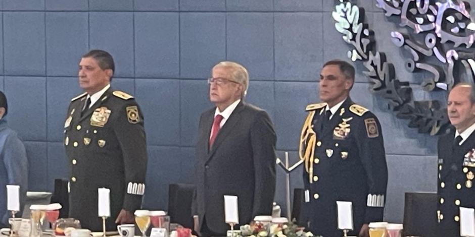 Presidente López Obrador elogia a la Fuerza Aérea Mexicana por su contribución histórica a la infraestructura y el desarrollo del país.