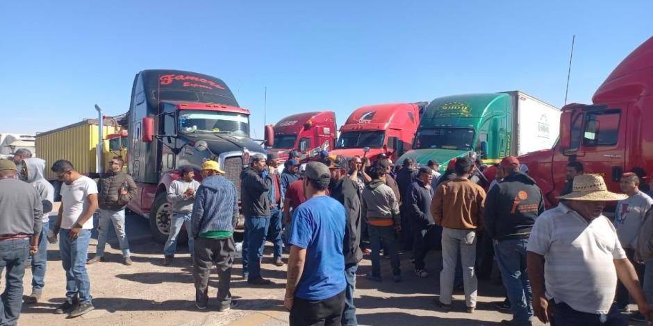 Autoridades y transportistas llegan a acuerdos para reabrir carretera Chihuahua-Ciudad Juárez.