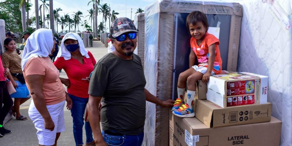 Entrega de enseres domésticos a familias afectadas por el huracán Otis en los municipios de Acapulco y Coyuca de Benítez.