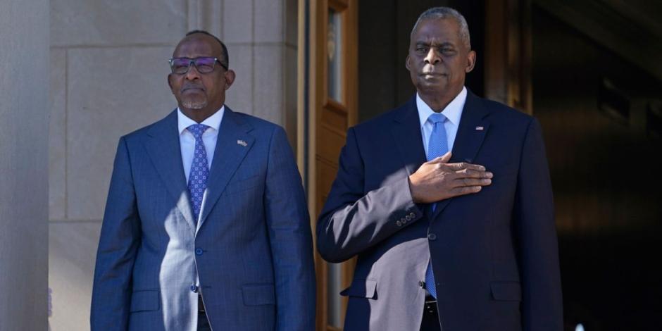 El secretario de Defensa estadounidense Lloyd Austin, derecha, y el ministro de Defensa de Kenia, Aden Duale, izquierda.