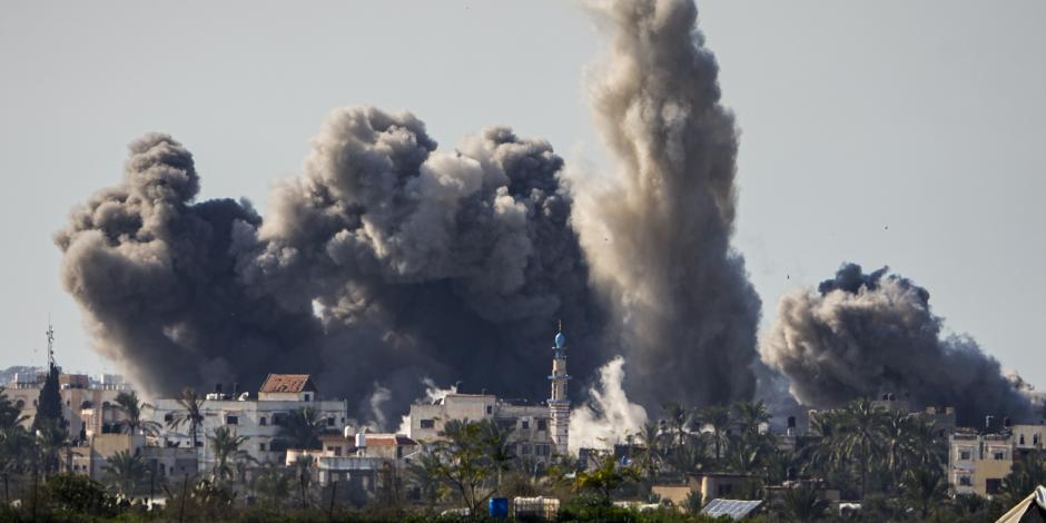 Una columna de humo se levanta tras un nuevo ataque contra infraestructura rival en Gaza, ayer.