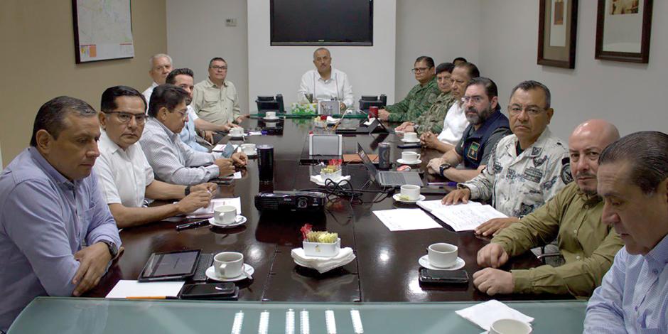 El Gobernador de Tabasco, Carlos Manuel Merino, encabezó ayer una reunión de la Mesa de Construcción de la Paz, para analizar la violencia de los últimos días.