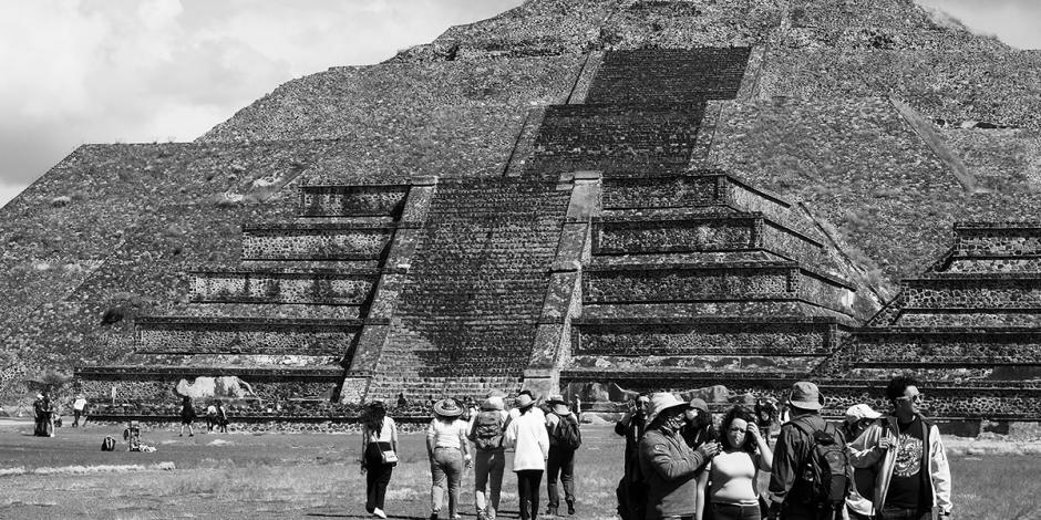 Una imagen del turismo en las pirámides de Tenochtitlán