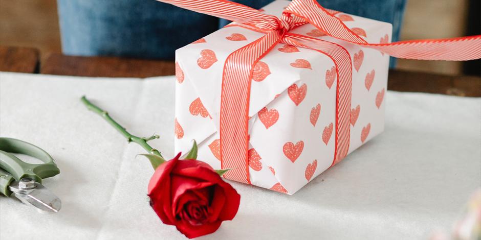 Una persona envuelve un regalo de San Valentine