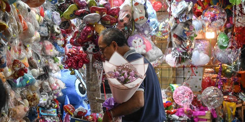 En el Mercado de Jamaica cientos acuden por flores para regalar hoy en San Valentín.