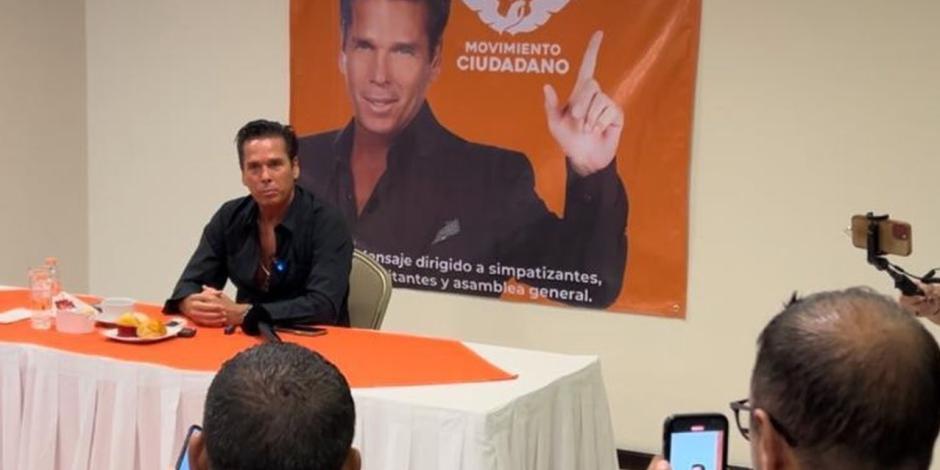 Roberto Palazuelos firma su afiliación al partido Movimiento Ciudadano con miras a ocupar un escaño en el Senado.