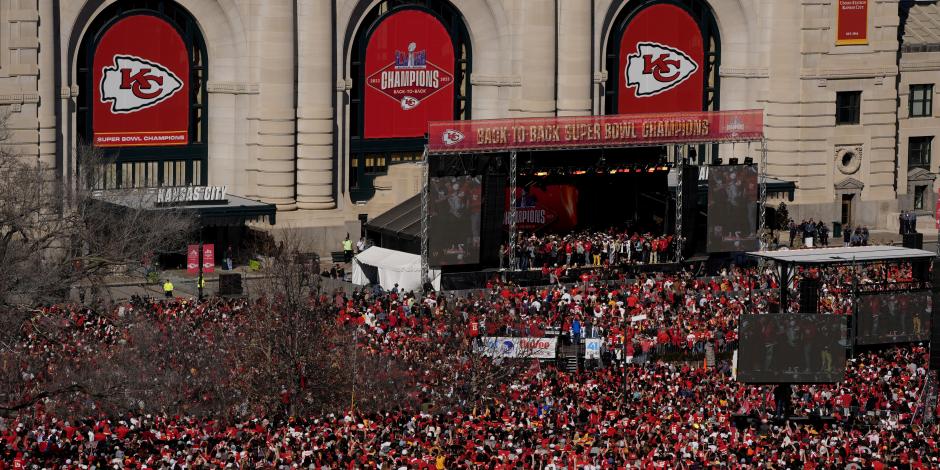 Aficionados de los Chiefs durante las celebraciones en Kansas City por la obtención del Super Bowl LVIII de la NFL.