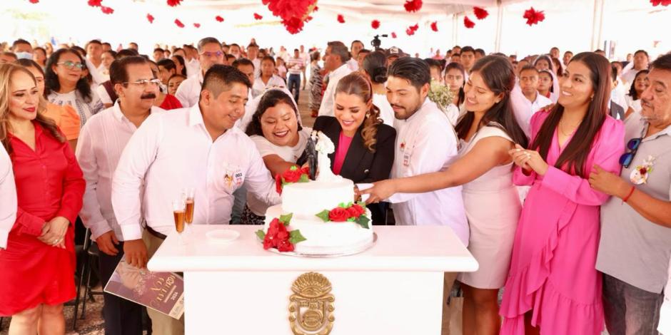 La gobernadora Evelyn Salgado Pineda apadrina a las parejas en la ceremonia de Bodas Colectivas en Guerrero.