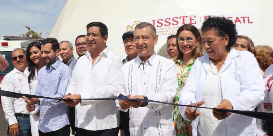 Pedro Zenteno Santaella, director del Issste, y Aidé Ibarez Castro, secretaria de Salud de Guerrero, lideran la apertura del hospital móvil "Ehécatl" en Acapulco.