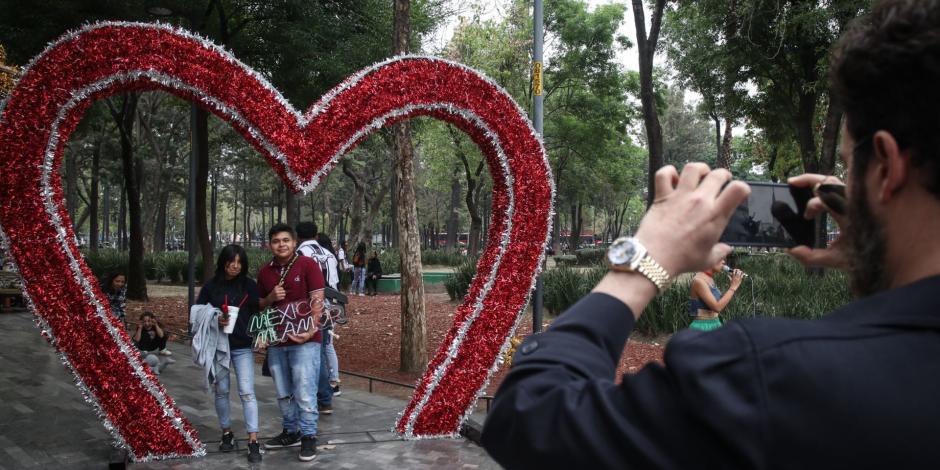 Capitalinos celebran el día del Amor y la amistad visitando la Alameda Central.