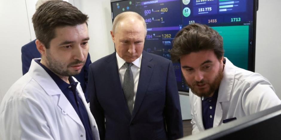 El presidente de Rusia, Vladímir Putin, visita el Centro Clínico de Investigación y Práctica de Tecnologías de Diagnóstico y Telemedicina del Departamento de Sanidad de Moscú, en la ciudad de Moscú, Rusia, 14 de febrero de 2024.