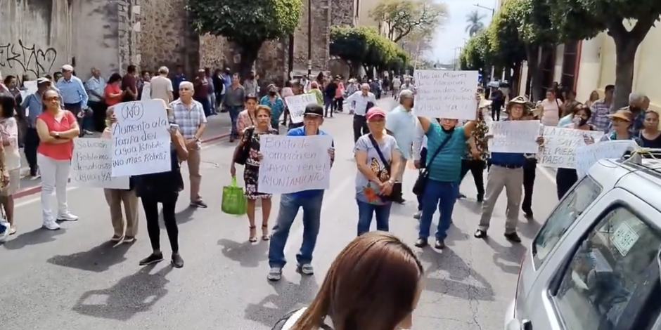Los manifestantes obstruyeron durante varias horas la circulación vehicular en la avenida Morelos, afuera del Museo de la Ciudad de Cuernavaca, ayer.