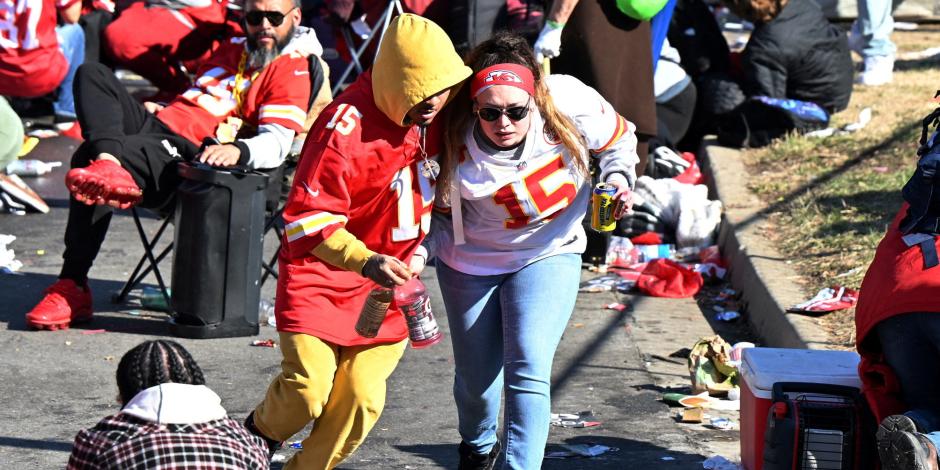 Seguidores de Kansas City abandonan el sitio donde se realizó el desfile por el bicampeonato de la NFL tras los disparos.