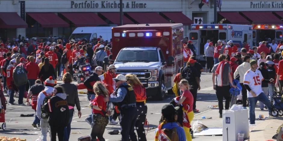 La policía despeja el área después de un tiroteo en la celebración del Super Bowl del equipo de fútbol americano Kansas City Chiefs en Kansas City, Misuri, el miércoles 14 de febrero de 2024.