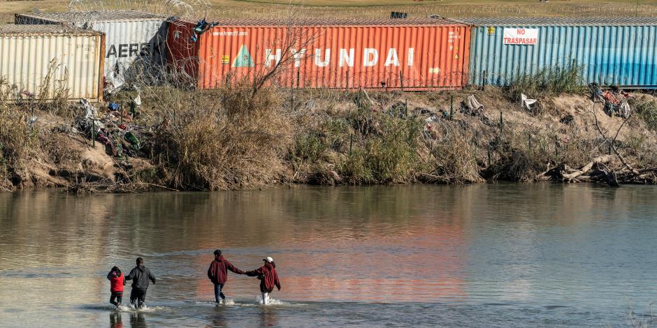 Personas migrantes cruzan el río Bravo hacia Eagle Pass, EU, el pasado 18 de enero.