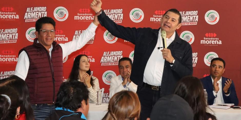 El senador de Morena Alejandro Armenta (derecha).