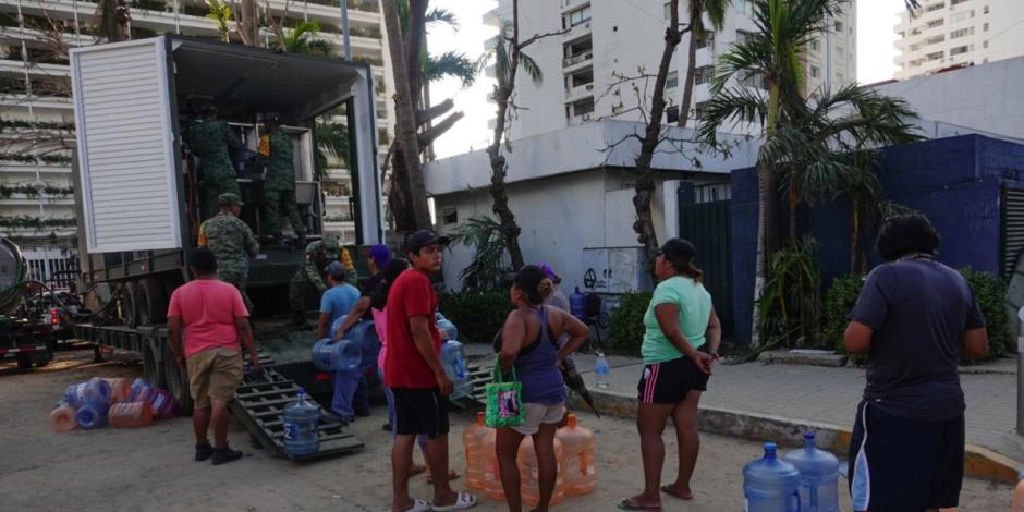 Sedena entrega agua potable a pobladores de Acapulco