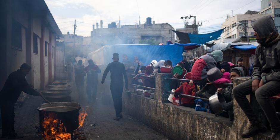 Palestinos hacen fila para recibir comida gratis en Rafah, Franja de Gaza