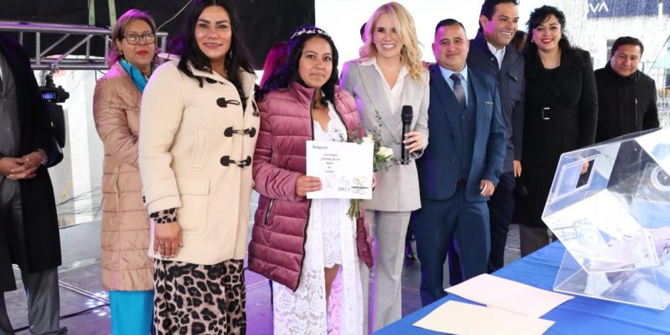 La alcaldesa Romina Contreras felicita a las parejas que formalizaron su unión en las Bodas 2024.